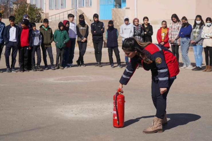 Diyarbakır’da Kadın İtfaiyecilerden Öğrencilere Eğitim