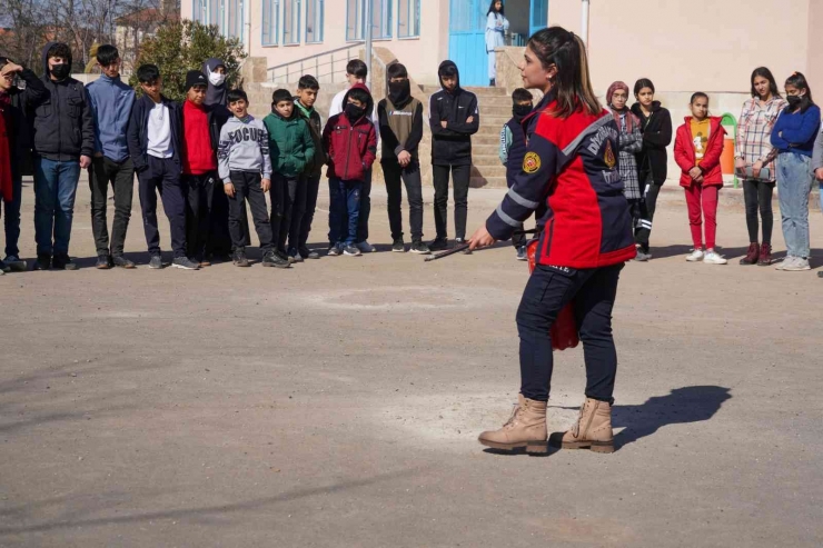 Diyarbakır’da Kadın İtfaiyecilerden Öğrencilere Eğitim