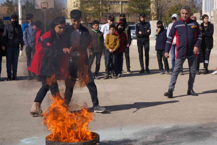 Diyarbakır’da Kadın İtfaiyecilerden Öğrencilere Eğitim