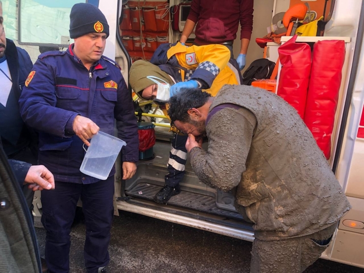 Bakan Koca Üzeri Kirli Olduğu İçin Ambulansa Binmek İstemeyen İşçiyi Paylaştı