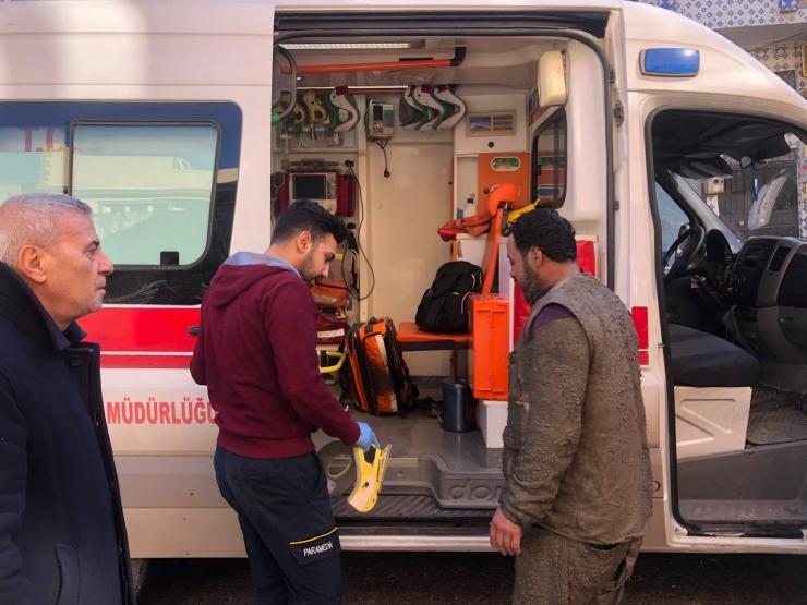 Bakan Koca Üzeri Kirli Olduğu İçin Ambulansa Binmek İstemeyen İşçiyi Paylaştı