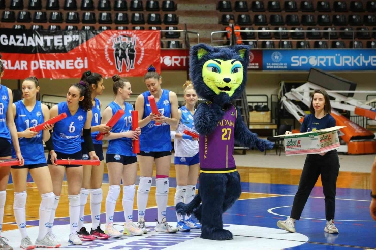 Adam Voleybol, Merinos’u Güllerle Karşıladı