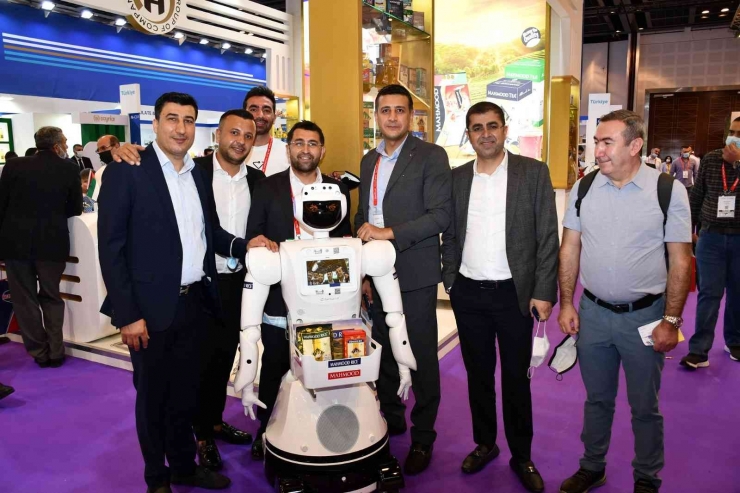 Altunkaya’nın Markalarını Yapay Zekalı Robot Tanıttı