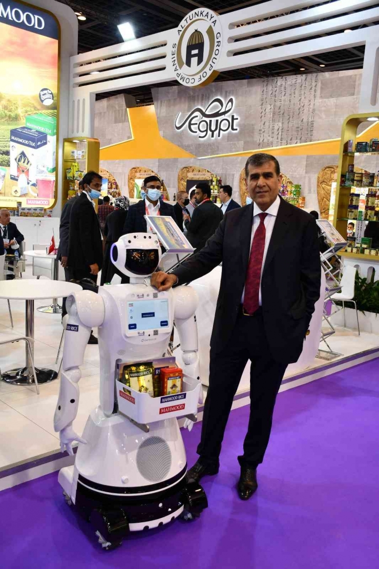 Altunkaya’nın Markalarını Yapay Zekalı Robot Tanıttı