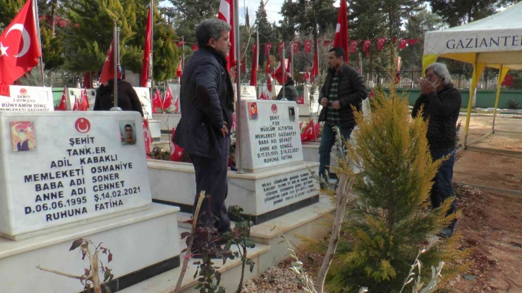 Evlat Nöbetindeki Ailelerden Gara Şehitlerinin Mezarına Ziyaret