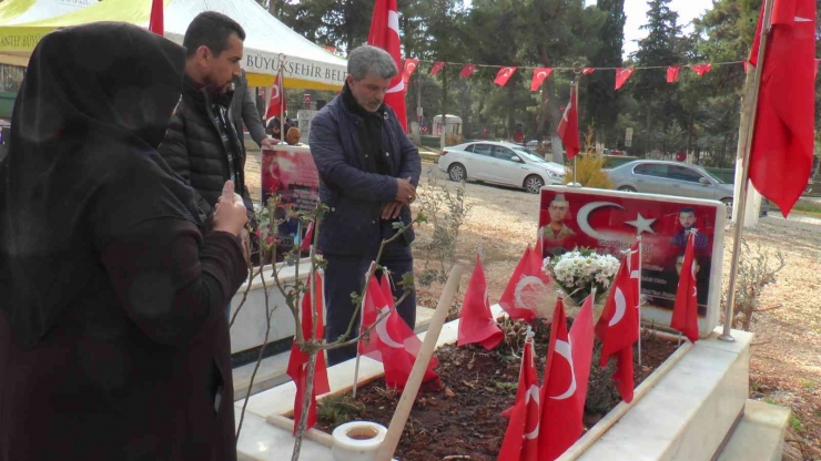 Evlat Nöbetindeki Ailelerden Gara Şehitlerinin Mezarına Ziyaret