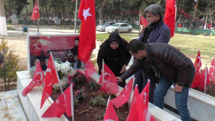 Evlat Nöbetindeki Ailelerden Gara Şehitlerinin Mezarına Ziyaret