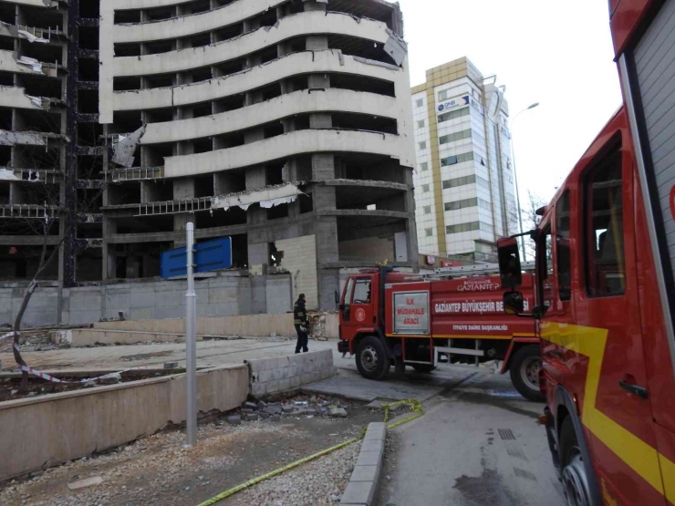 Atıl Durumdaki Otel Binasının Otopark Kısmı Çöktü