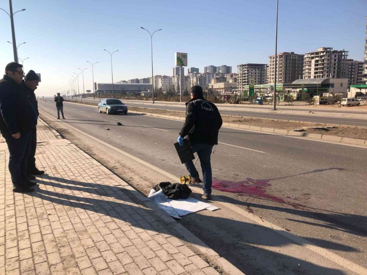 Yolun Karşısına Geçerken Canından Oldu