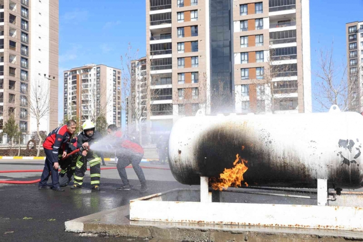 Diyarbakır Büyükşehir Belediye İtfaiyesi Tecrübesini Bölge İtfaiyecilerine Aktarıyor