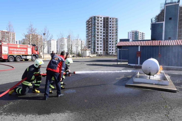 Diyarbakır Büyükşehir Belediye İtfaiyesi Tecrübesini Bölge İtfaiyecilerine Aktarıyor