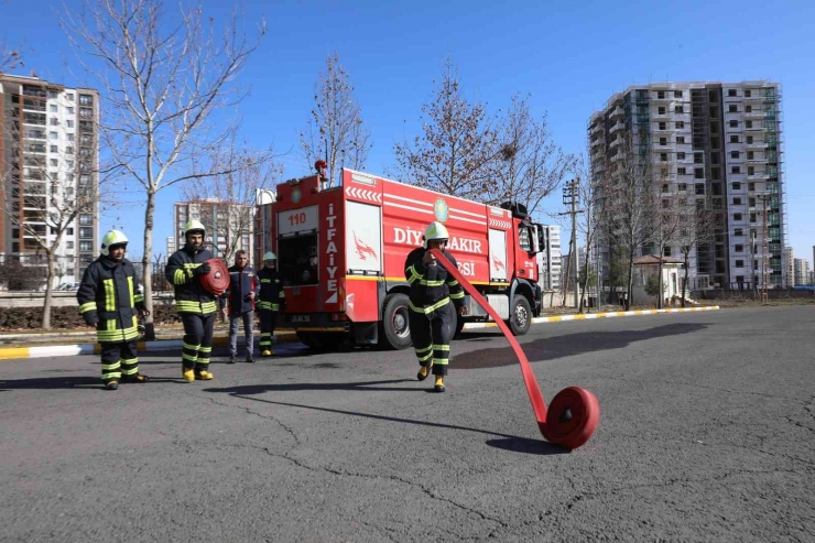 Diyarbakır Büyükşehir Belediye İtfaiyesi Tecrübesini Bölge İtfaiyecilerine Aktarıyor