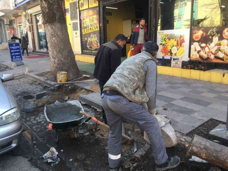 Gölbaşı Belediyesi Kaldırımları Onarıyor