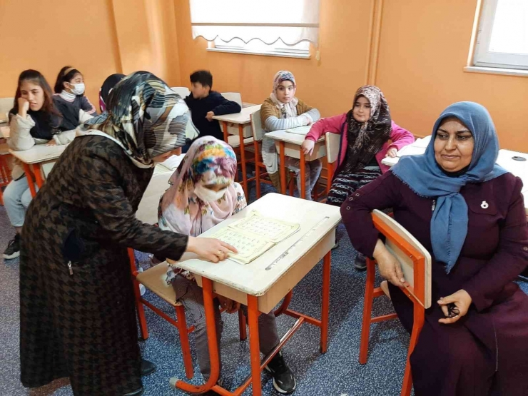 Bağlar Belediyesi’nin Açtığı Kur’an-ı Kerim Kursları, Ev Hanımlarından Çocuklara Kadar Umut Oldu