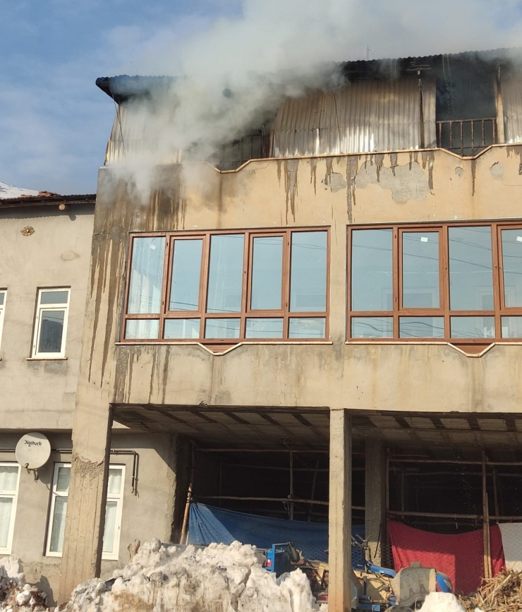 Adıyaman’da Çatı Yangını Korkuttu