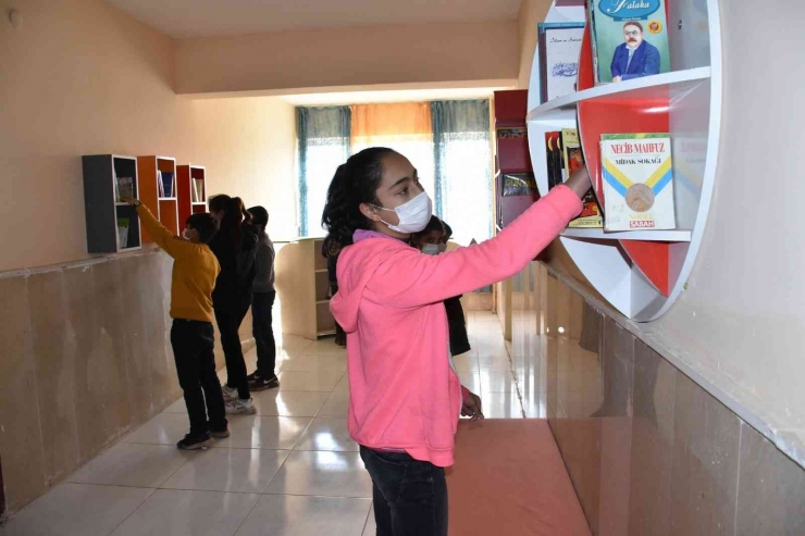 ’kütüphanesiz Okul Kalmasın’ Projesiyle Öğrenciler Kitap Okuyor