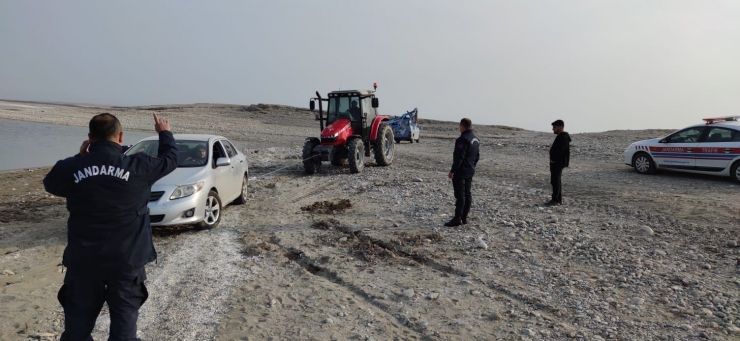 Otomobil İskele Sahasında Çamura Saplandı