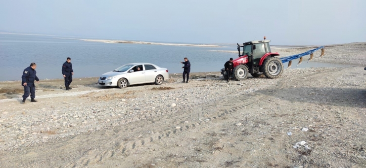 Otomobil İskele Sahasında Çamura Saplandı