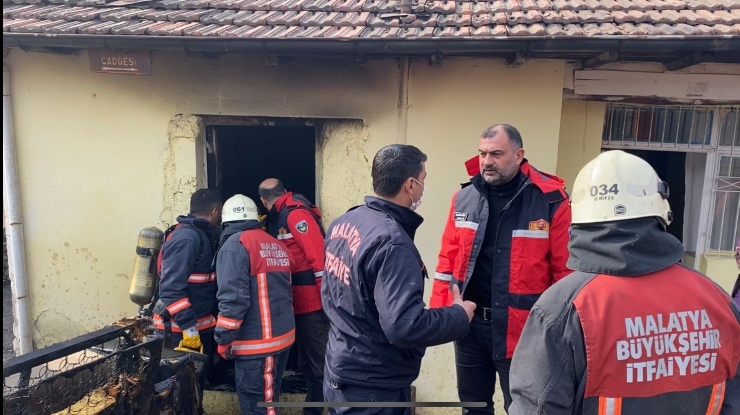 Malatya’da Ev Yangını: 1 Kişi Dumandan Etkilendi