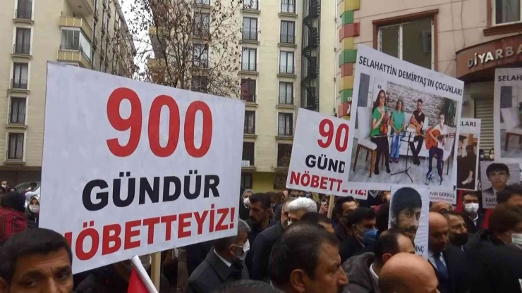 Evlat Nöbetindeki Aileler, ‘şehitler Ölmez, Vatan Bölünmez’ Sloganları İle Yürüdü