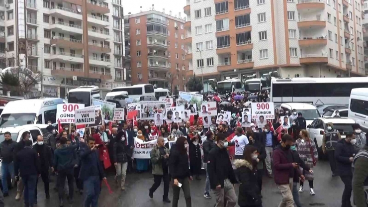 Evlat Nöbetindeki Aileler, ‘şehitler Ölmez, Vatan Bölünmez’ Sloganları İle Yürüdü