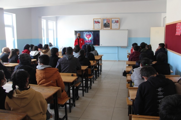 Polisten Öğrencilere ’’terörden Uzak Kalsın’’ Mesajı