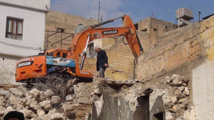 Şanlıurfa’da Davullu Zurnalı Metruk Ev Yıkımı