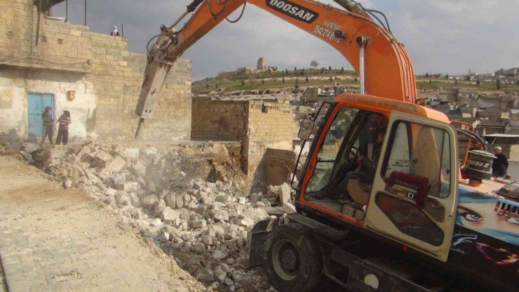 Şanlıurfa’da Davullu Zurnalı Metruk Ev Yıkımı