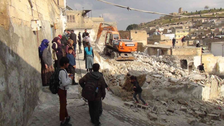 Şanlıurfa’da Davullu Zurnalı Metruk Ev Yıkımı