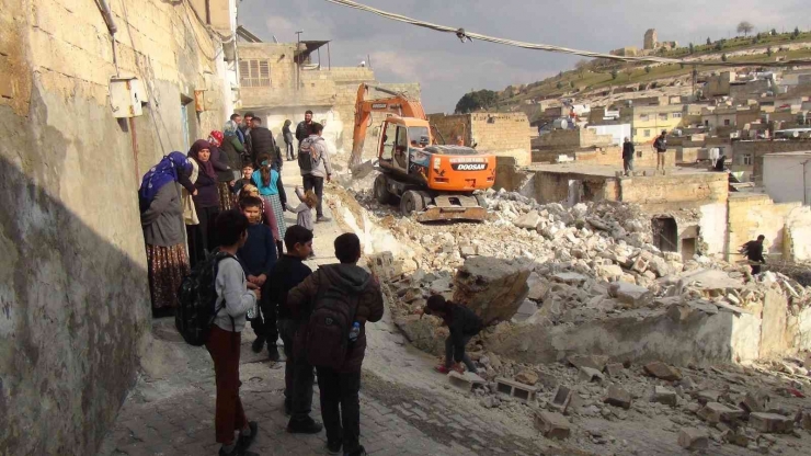 Şanlıurfa’da Davullu Zurnalı Metruk Ev Yıkımı