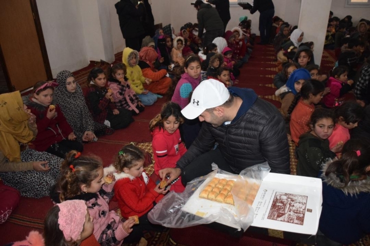 Kadayıfçı Sıtkı Usta’dan İdlip’teki Yetim Çocuklara Kıyafet Ve Yemek Dağıtımı