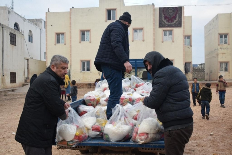 Kadayıfçı Sıtkı Usta’dan İdlip’teki Yetim Çocuklara Kıyafet Ve Yemek Dağıtımı