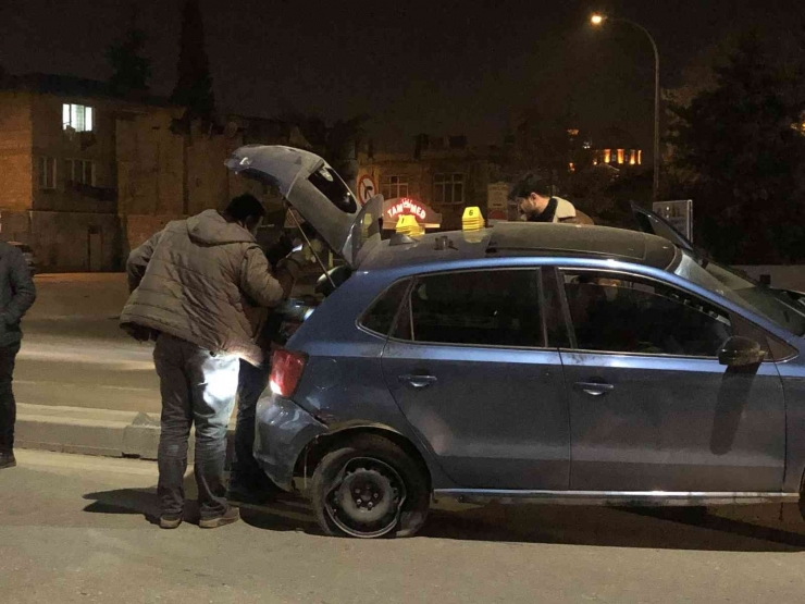 ’dur’ İhtarına Uymayan Sürücü Kaza Yapıp Refüje Çıktı