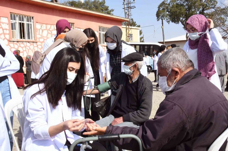 Üniversite Öğrencileri Köyde Yaşayan Çocuklarla Bir Araya Geldi