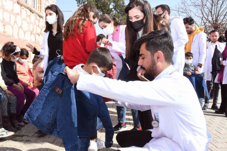 Üniversite Öğrencileri Köyde Yaşayan Çocuklarla Bir Araya Geldi