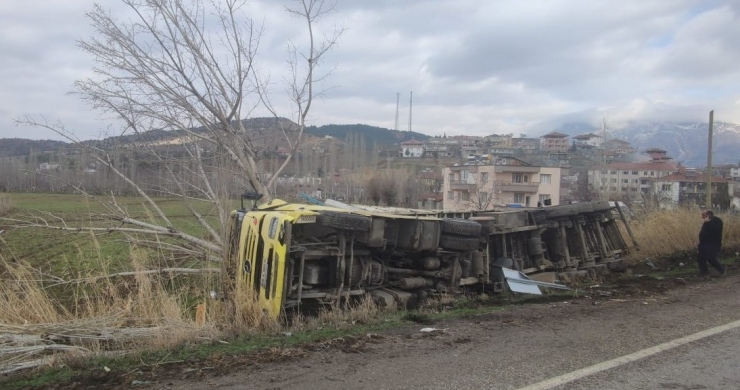 Gölbaşı’nda Hurda Yüklü Tır Devrildi