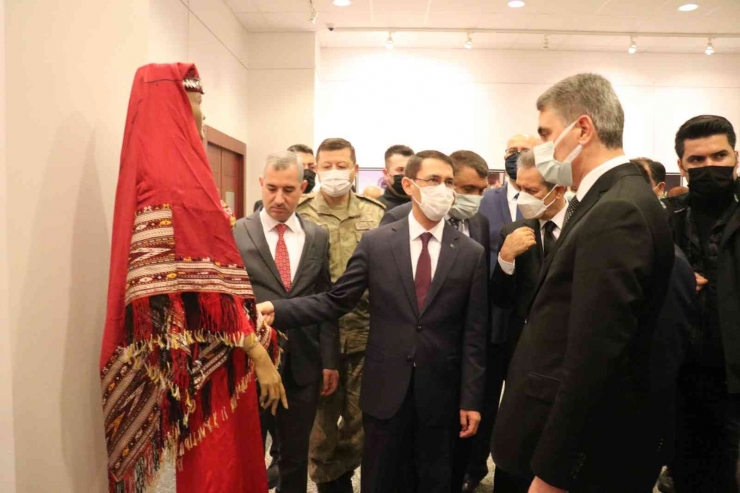 Türkmenistan Devlet Başkanı Berdimuhamedov’un Kitabının Tanıtım Programı Düzenlendi