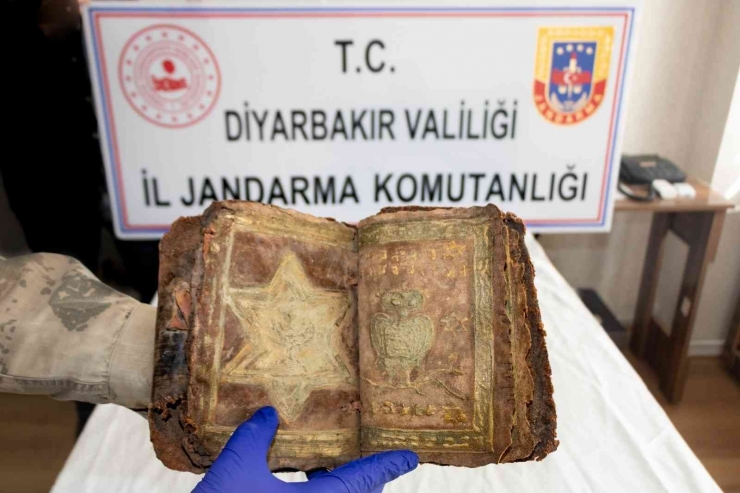 Diyarbakır’da İbranice El Yazmalı Kitap Ve Fermanı 20 Bin Dolara Satarken Yakalandılar