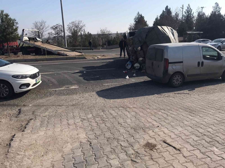 Diyarbakır’da Kamyonet İle Otomobil Çarpıştı: 1 Ağır Yaralı