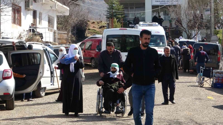 Felçli Vatandaşların Şifa Buldukları İddia Edilen Türbeye Ziyaretçi Akını