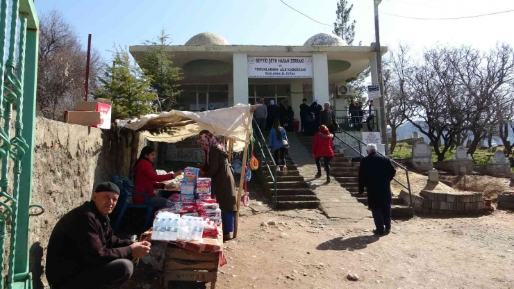 Felçli Vatandaşların Şifa Buldukları İddia Edilen Türbeye Ziyaretçi Akını