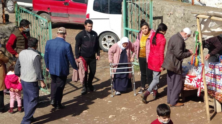 Felçli Vatandaşların Şifa Buldukları İddia Edilen Türbeye Ziyaretçi Akını