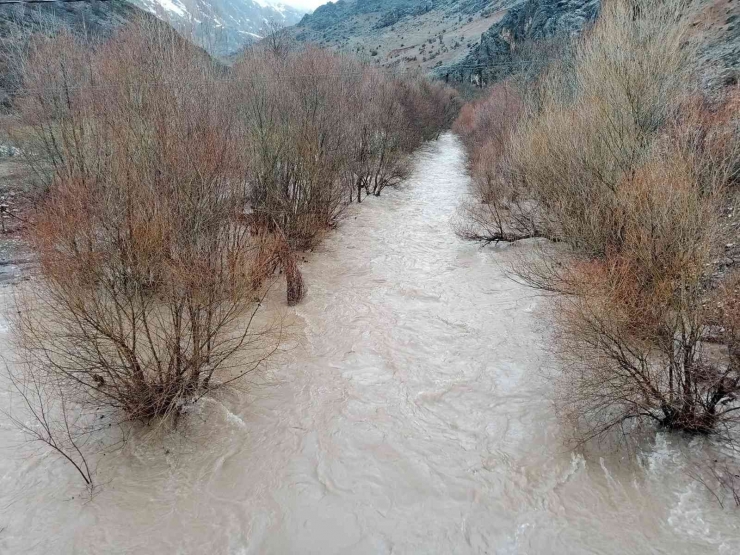 Malatya’da Kozluk Çayı Taştı, Yollar Su Altında Kaldı