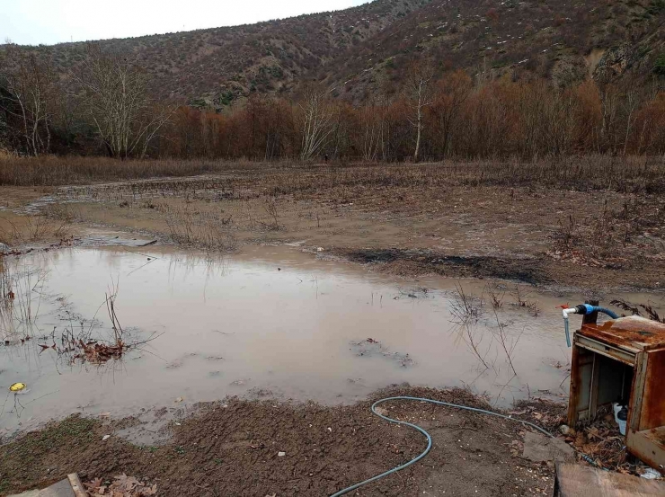 Malatya’da Kozluk Çayı Taştı, Yollar Su Altında Kaldı