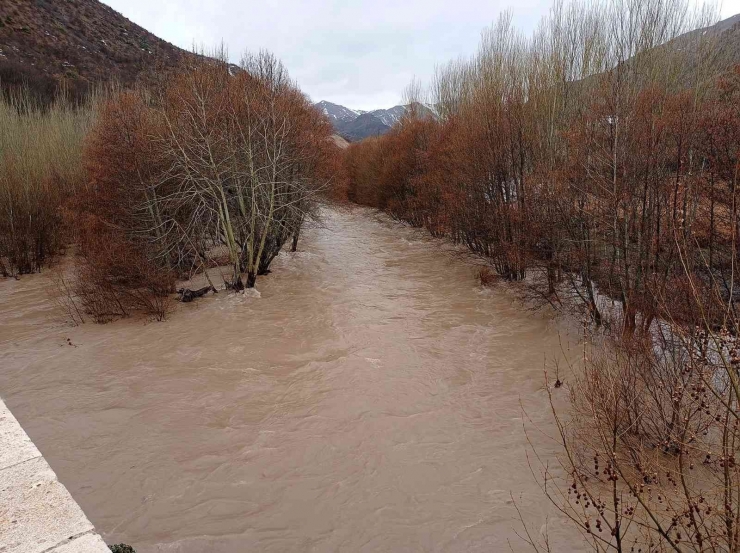 Malatya’da Kozluk Çayı Taştı, Yollar Su Altında Kaldı