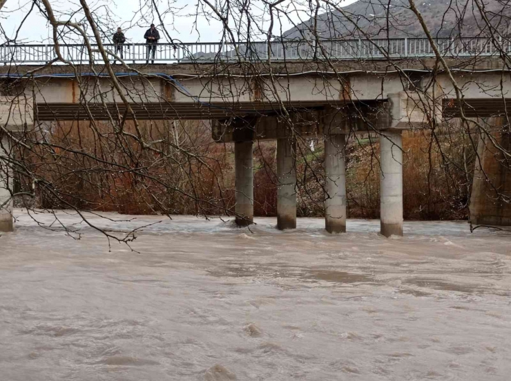 Malatya’da Kozluk Çayı Taştı, Yollar Su Altında Kaldı