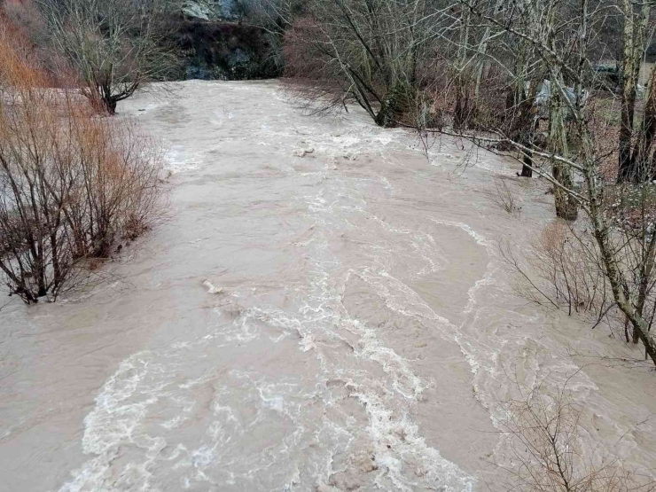 Malatya’da Kozluk Çayı Taştı, Yollar Su Altında Kaldı