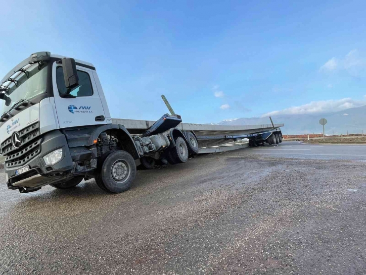 İslahiye’de Beton Blok Yüklü Tır Devrildi