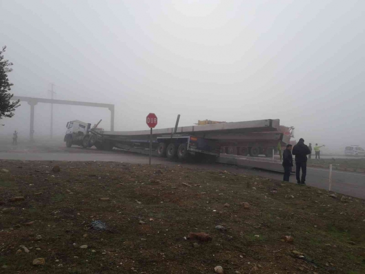 İslahiye’de Beton Blok Yüklü Tır Devrildi