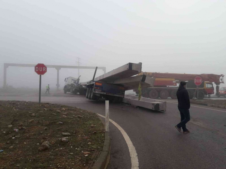 İslahiye’de Beton Blok Yüklü Tır Devrildi